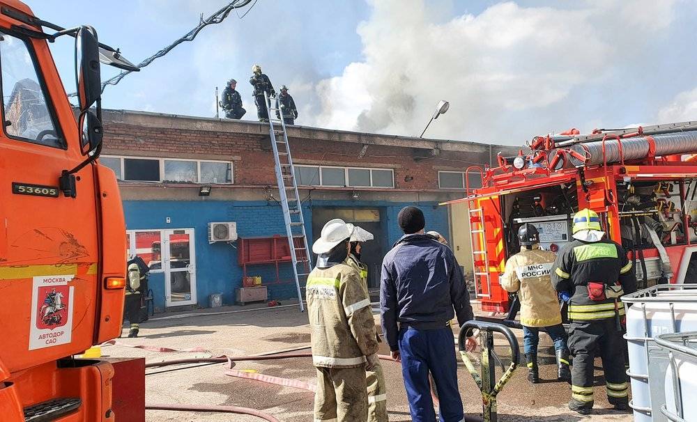 Огонь с горящего склада в ТиНАО перешел на соседнее здание - vm.ru - Москва - Россия