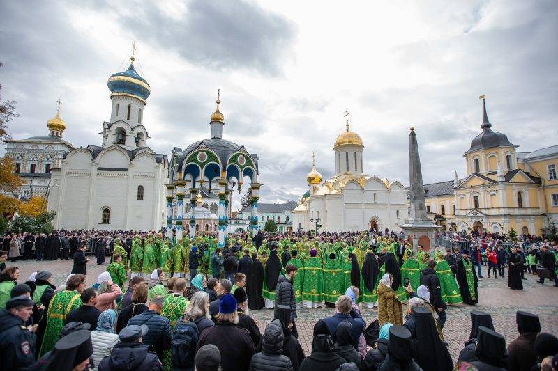 Почему произошло массовое заражение монахов коронавирусом в Троице-Сергиевской Лавре - pravda-tv.ru - Россия