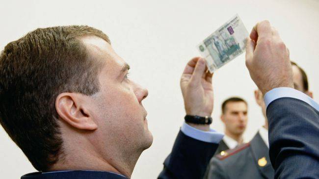 Алексей Антонов - Эксперт: Призыву Медведева отдать зарплату врачам необходим личный пример - eadaily.com