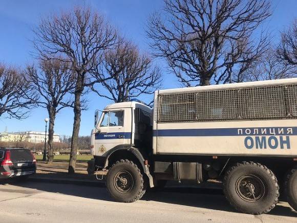 Москвич на самоизоляции заснял автобус с ОМОНом в районе Патриарших прудов - newsland.com - Москва