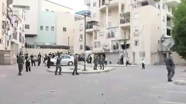 Видео: дети забросали камнями полицейских в религиозном районе Бейт-Шемеша - vesty.co.il