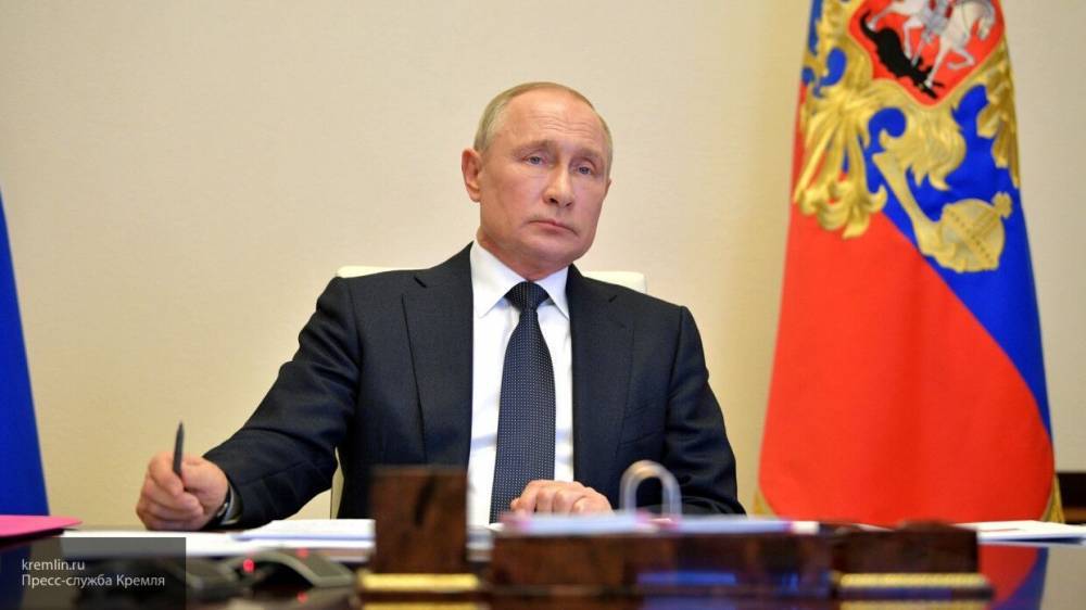 Владимир Путин - Путин рассказал о распределении защитных костюмов для медиков буквально "с колес" - polit.info - Россия