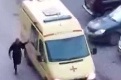 Нападение пьяного россиянина с камнями на скорую помощь попало на видео - lenta.ru - Екатеринбург