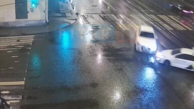 Водитель такси столкнулся с легковушкой на Литейном проспекте - piter.tv - Санкт-Петербург