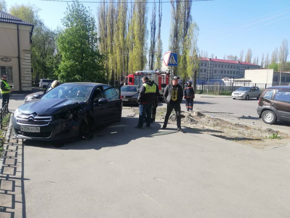 Двое пенсионеров пострадали в ДТП с внедорожником в Воронеже - moe-online.ru - Воронеж