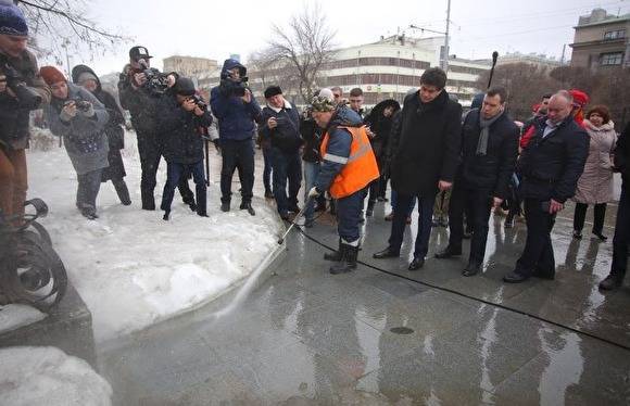 В Екатеринбурге снова ремонтируют сквер за Оперным: «В марте глава догадался его помыть» - znak.com - Екатеринбург