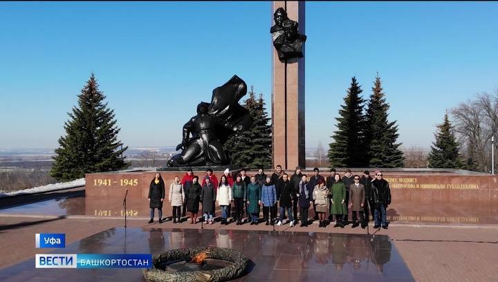Песня "День Победы" впервые прозвучала на башкирском языке. Видео - vesti.ru - респ. Марий Эл - Мордовия - респ. Удмуртия