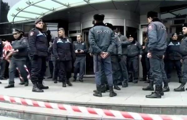Инцидент во время режима ЧП: в армянском Гаваре пострадали полицейские - eadaily.com - Армения - Гегаркуникской обл.