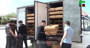 Антисанитария при раздаче хлеба в Чечне вызвала критику у пользователей соцсети - kavkaz-uzel.eu - респ. Чечня