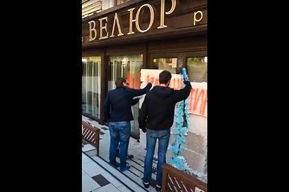 Олег Ляшко - Николай Тищенко - В Киеве радикалы замуровали работавший на карантине ресторан депутата - lenta.ru - Киев