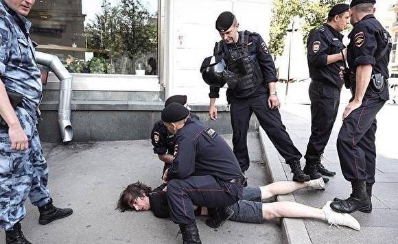 Дизайнер, которому перед митингом в Москве силовики сломали ногу, пожаловался в ЕСПЧ - znak.com - Москва