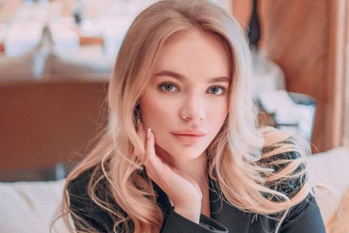 Дмитрий Песков - Анастасия Ивлеева - «Вооружена и опасна»: дочь Пескова поразила всех искусством метания ножей - mk.ru - Россия