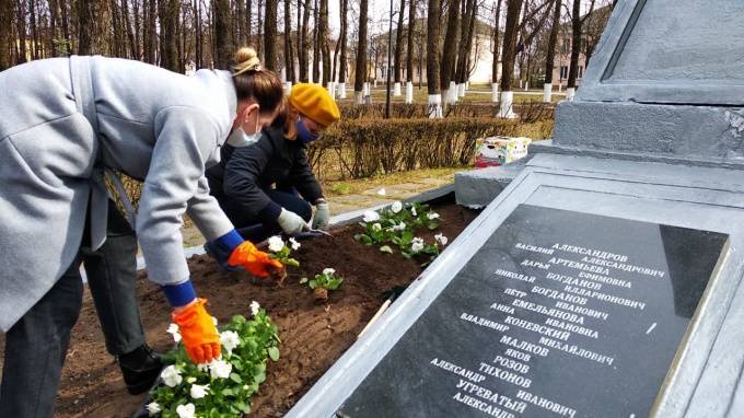 В трех районах Ленобласти проходят субботники ко Дню Победы - piter.tv - Ленинградская обл.