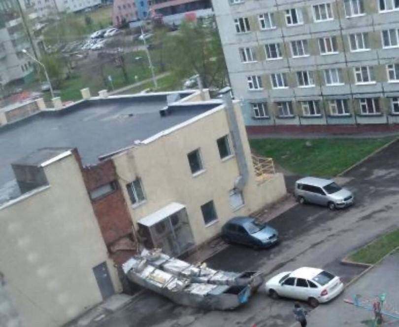 «Упала вентиляция»: очевидцы опубликовали фото последствий штормового ветра в Кемерове - gazeta.a42.ru - Кемерово
