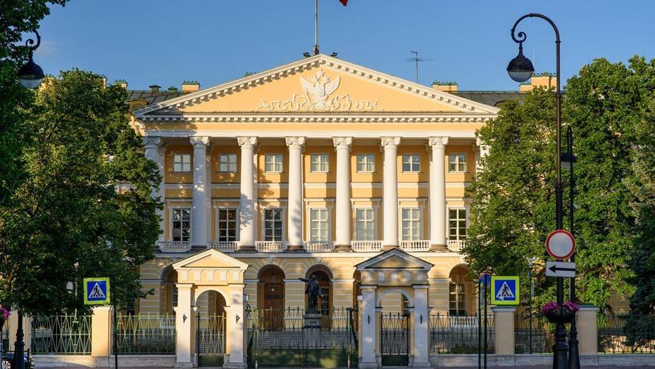 Чиновники Смольного спасутся от увольнений в кризис - dp.ru - Петербурга