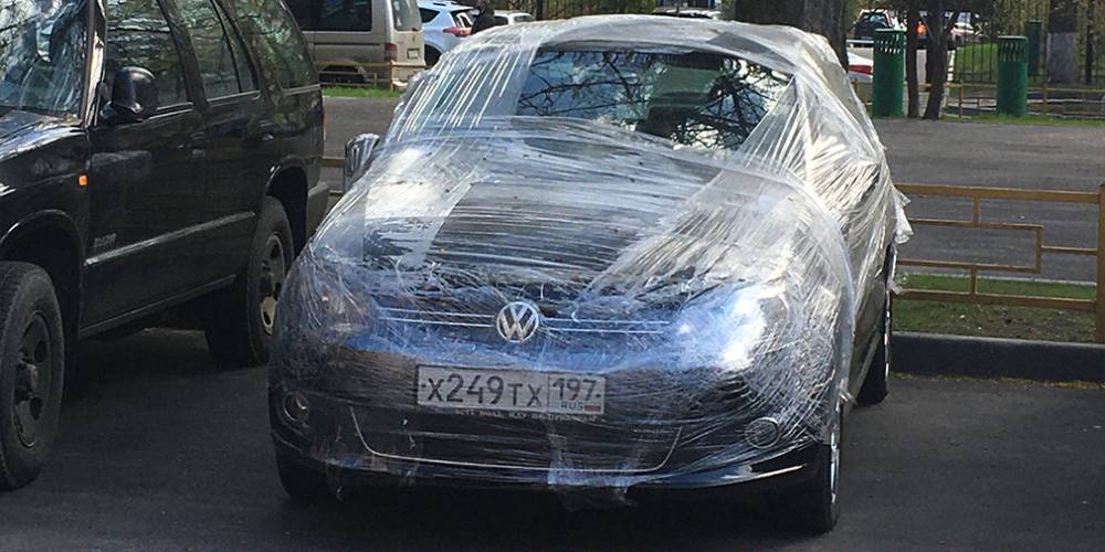 Автомобилист обмотал машину пищевой пленкой. Фотофакт - autonews.ru - Москва