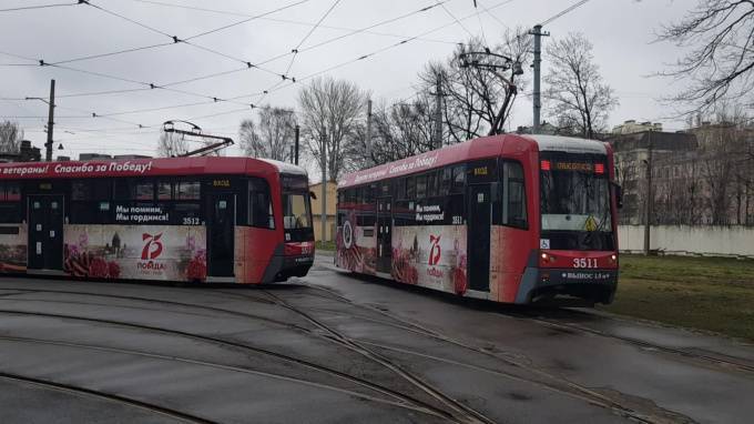 Трамваи и троллейбусы в Петербурге начали украшать ко Дню Победы - piter.tv - Санкт-Петербург