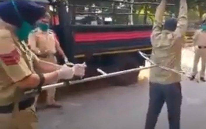 Полицейские в Индии отлавливают нарушителей карантина гигантскими щипцами - usa.one - New York - Индия