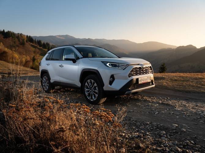 Toyota подняла цены на свои бестселлеры - autostat.ru - Россия