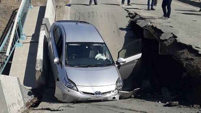Видео: В Приморье обрушился мост под легковым автомобилем - piter.tv - Приморье край - район Шкотовский