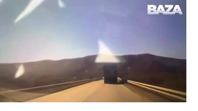 Опубликовано видео с регистратора автомобиля, который провалился вместе с мостом в Приморье - piter.tv - Приморье край - район Шкотовский