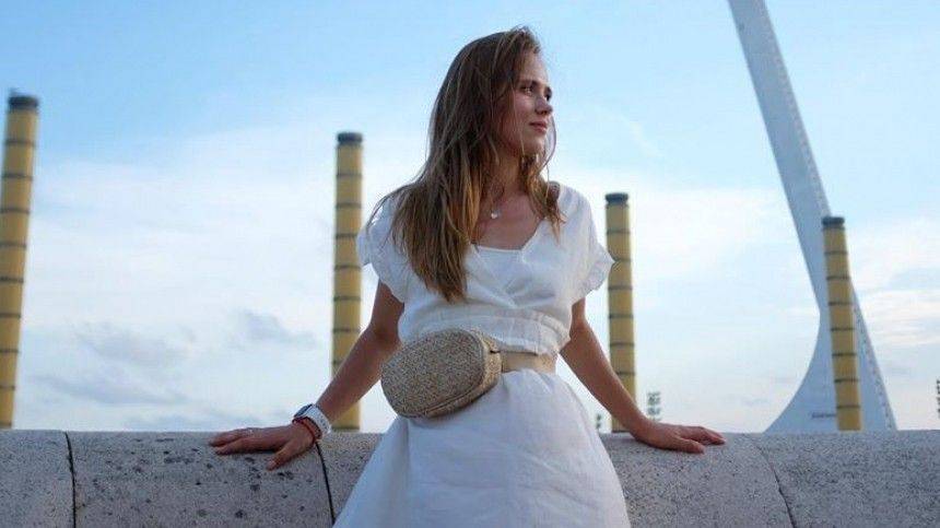 Анна Кошмал - «Прекрасна»: Анна Кошмал из «Сватов» позирует в пиджаке на голое тело — фото - 5-tv.ru