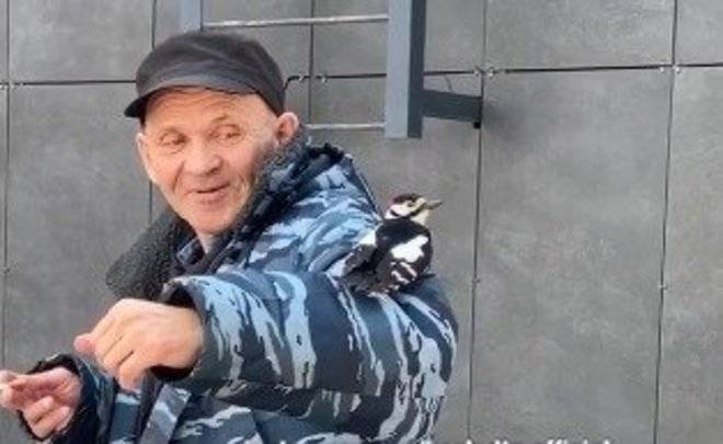 В Уфе охранник спас птенца дятла, а тот не захотел от него улетать - realnoevremya.ru - Уфа