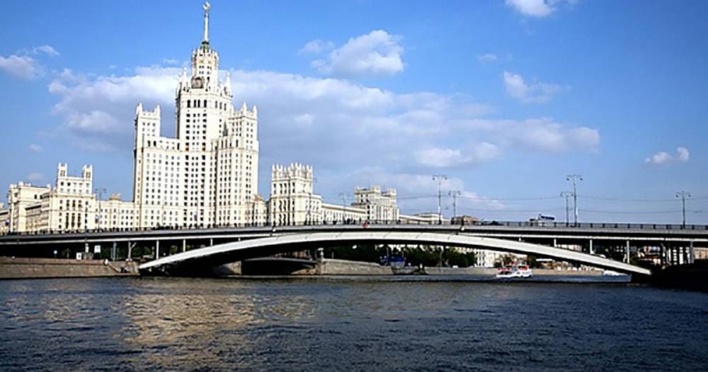 Спрыгнувшему с моста в центре Москвы мужчине грозит 15 суток ареста - ren.tv - Москва - Россия
