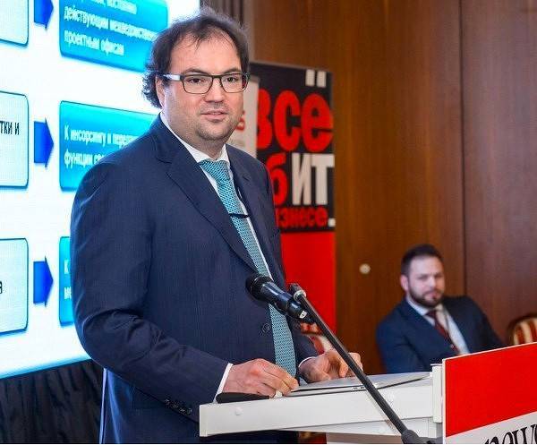 Михаил Мишустин - У министра связи отбирают одного заместителя - cnews.ru - Россия