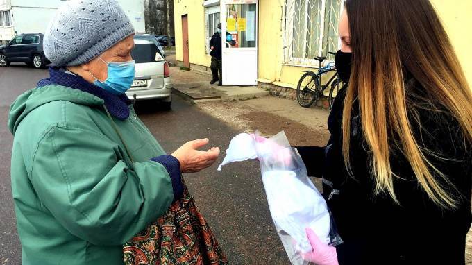 Волонтеры выдали более 200 масок жителям поселка Советский - piter.tv - р-н Выборгский