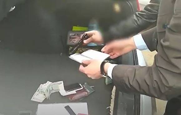 ФСБ обнародовала видео передачи взятки сотруднику Ростехнадзора в Магнитогорске - znak.com - Россия - Челябинская обл. - Магнитогорск