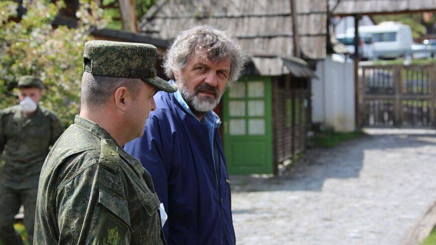 Эмир Кустурица провел экскурсию по этнодеревне для российских военных в Сербии - riafan.ru - Сербия - Белград