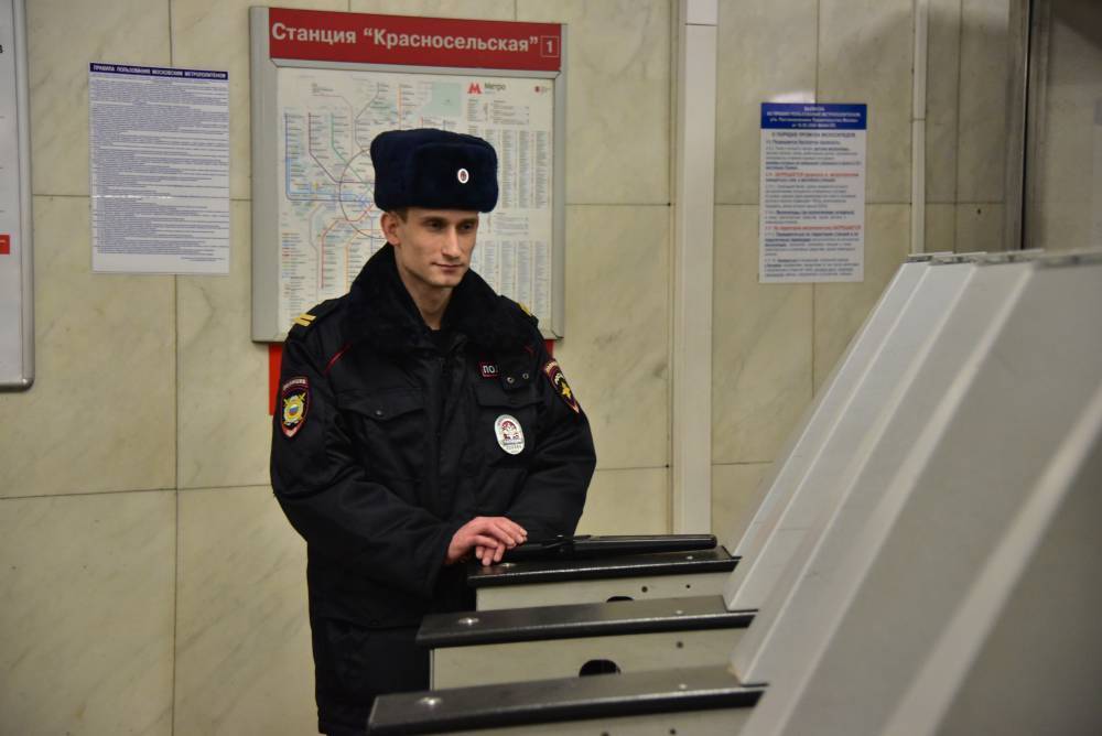 Столичные полицейские оказали помощь женщине, потерявшей сознание в метро - vm.ru - Россия