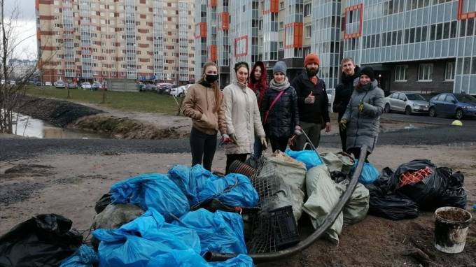 Жители Мурино выловили мусор из городского болота - piter.tv - Мурино
