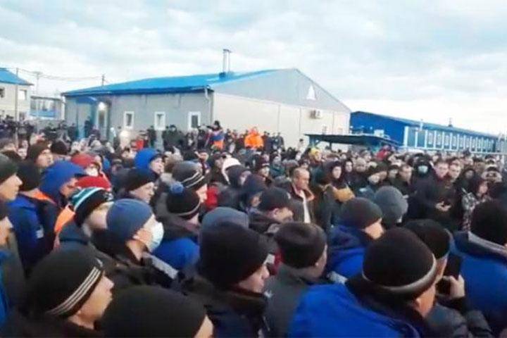 В Якутии рабочие «дочки» «Газпрома» перекрыли дорогу. Они заявили, что компания скрывает число заразившихся коронавирусом - theins.ru - респ. Саха - Ноябрьск - Омск