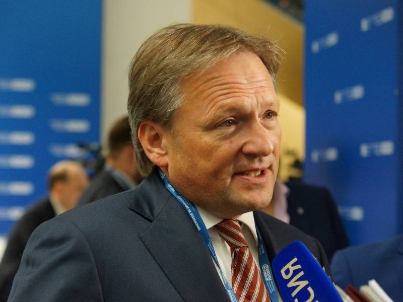 Владимир Путин - Борис Титов - Титов просит разрешить бессрочные отпуска с возмещением МРОТ и работу в карантин - sobesednik.ru - Россия