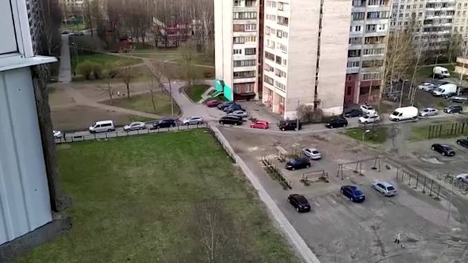 Видео: во дворе на Энгельса образовалась пробка - piter.tv - Санкт-Петербург