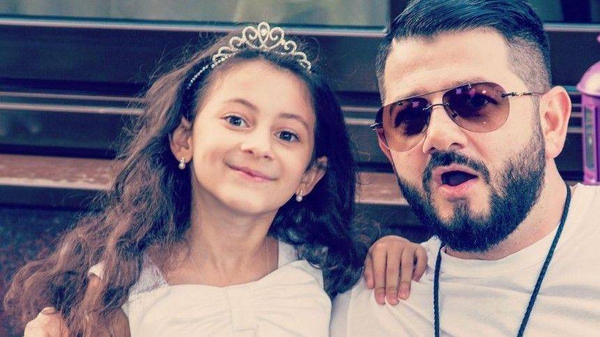 Михаил Галустян - «Наши будущие врачи»: Галустян нарядил дочь и племянника в костюмы медиков - 5-tv.ru