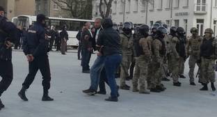 Суд оставил под арестом трех участников митинга во Владикавказе - kavkaz-uzel.eu - респ. Алания - Владикавказ