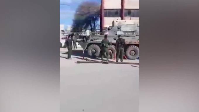 Российские военные разогнали курдов в Сирии при помощи БТР - piter.tv - Россия - Сирия