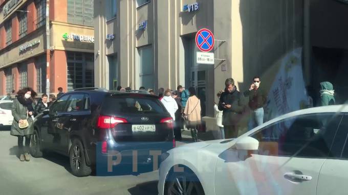 Десятки петербуржцев встали в очереди в филиалы банка ВТБ - piter.tv - Санкт-Петербург - Чкаловск