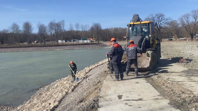 В Петергофе очистили Запасной пруд водоподводящей системы фонтанов - piter.tv