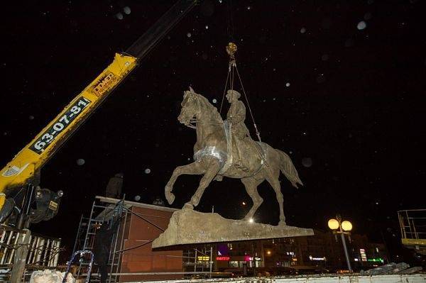 Баир Цыренов - Вслед за Жуковым в Москве? В Улан-Удэ демонтируют памятник Рокоссовскому - nakanune.ru - Москва - Улан-Удэ - респ.Бурятия