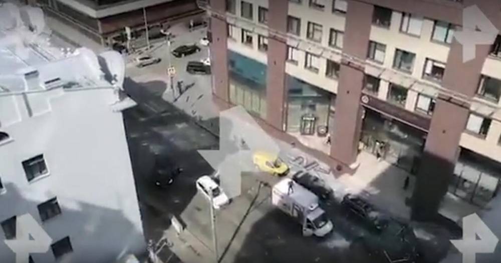 12 авто оказались повреждены в результате взрыва в центре Москвы - ren.tv - Москва