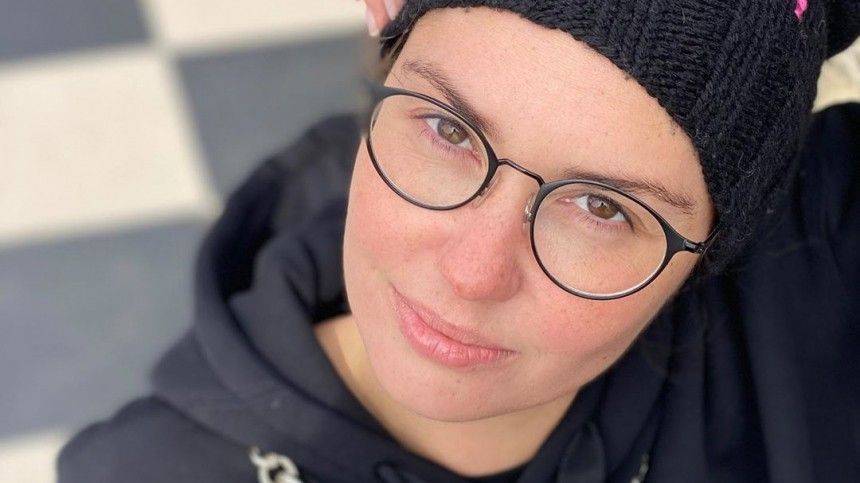 Агата Муцениеце - «Доширак с овощами»: Муцениеце показала, чем кормит детей в изоляции - 5-tv.ru