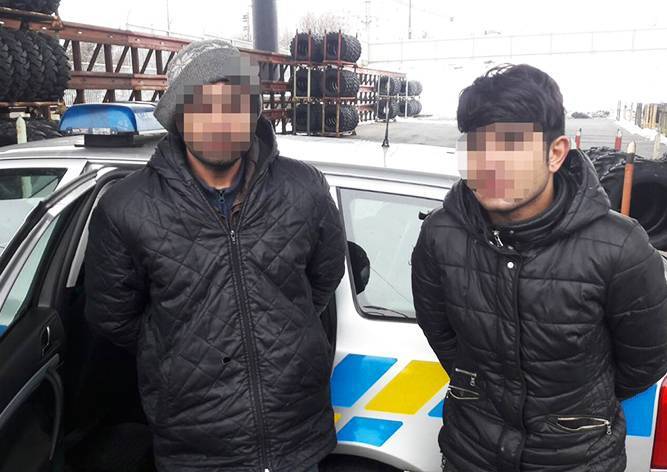 В Праге грузчики обнаружили в прицепе фуры двух иностранцев - vinegret.cz - Чехия - Сербия - Афганистан - Прага