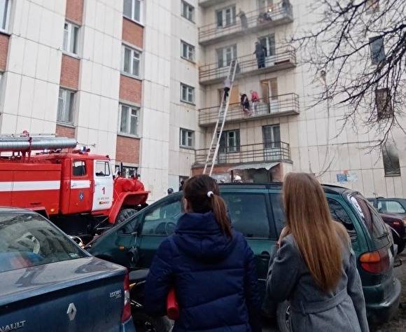 В Миассе из горящей девятиэтажки пожарные эвакуировали 45 человек - znak.com - Челябинская обл.