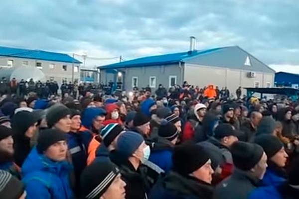 Взбунтовавшиеся рабочие на базе «Газпрома» разблокировали дороги - newtvnews.ru - респ. Саха