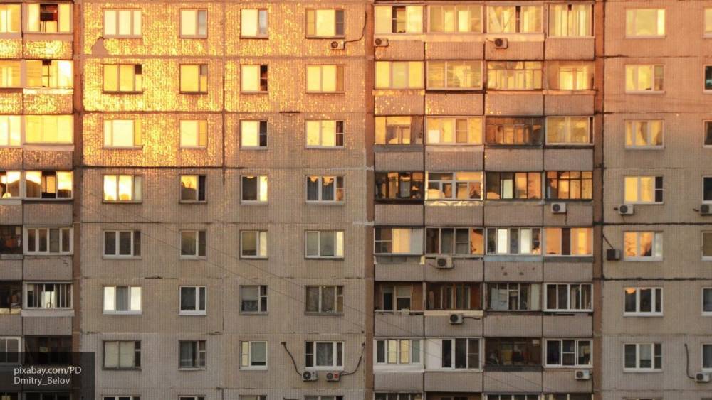 Пожарные спасли четырехлетнюю девочку, которая чуть не выпала из окна в Курске - inforeactor.ru - Курск