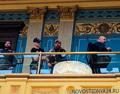 В Мичигане вооруженные участники митинга против самоизоляции штурмовали Капитолий - novostidnya24.ru - шт. Мичиган